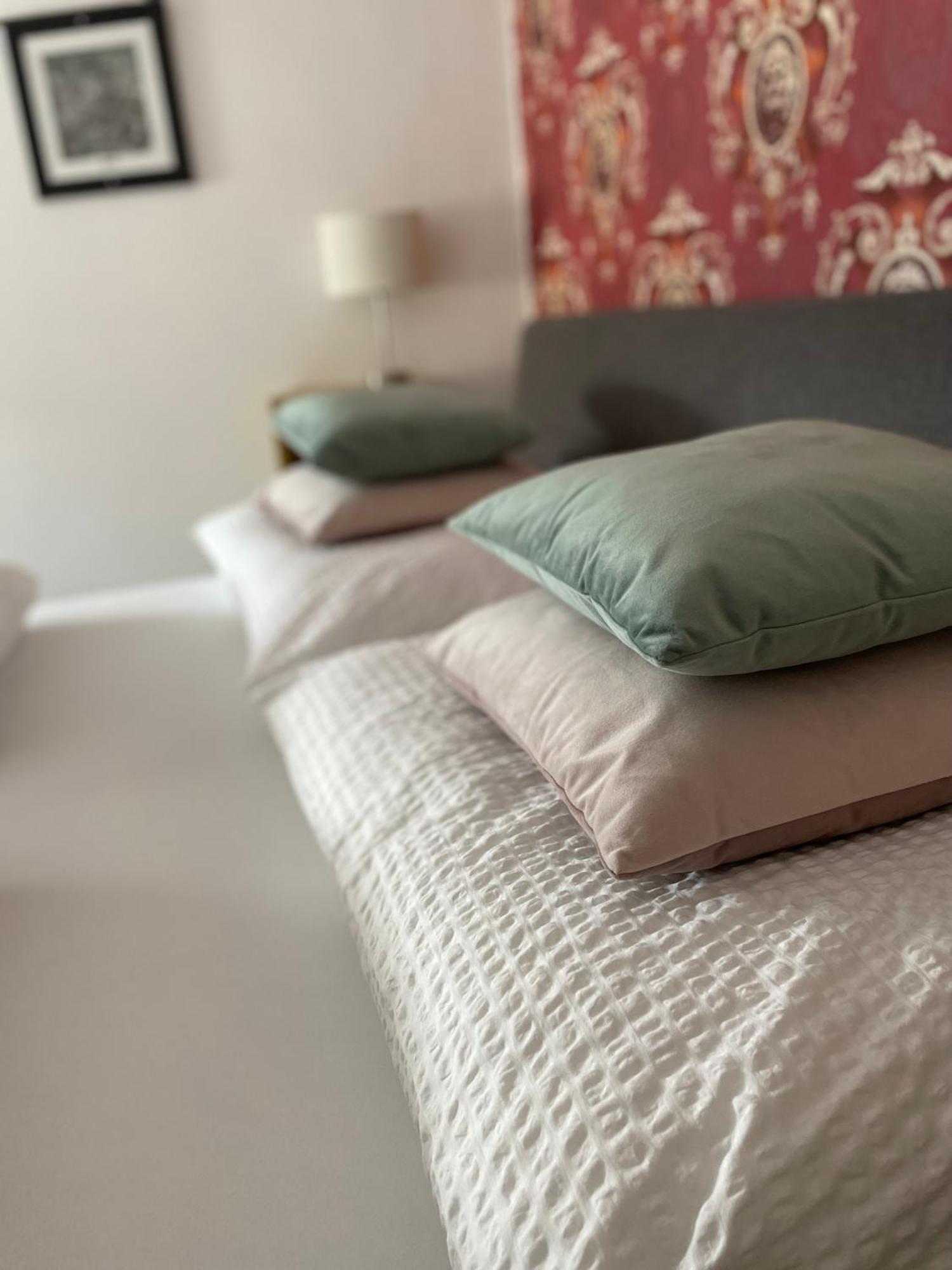 Studios Klagenfurt Klagenfurt am Woerthersee Phòng bức ảnh