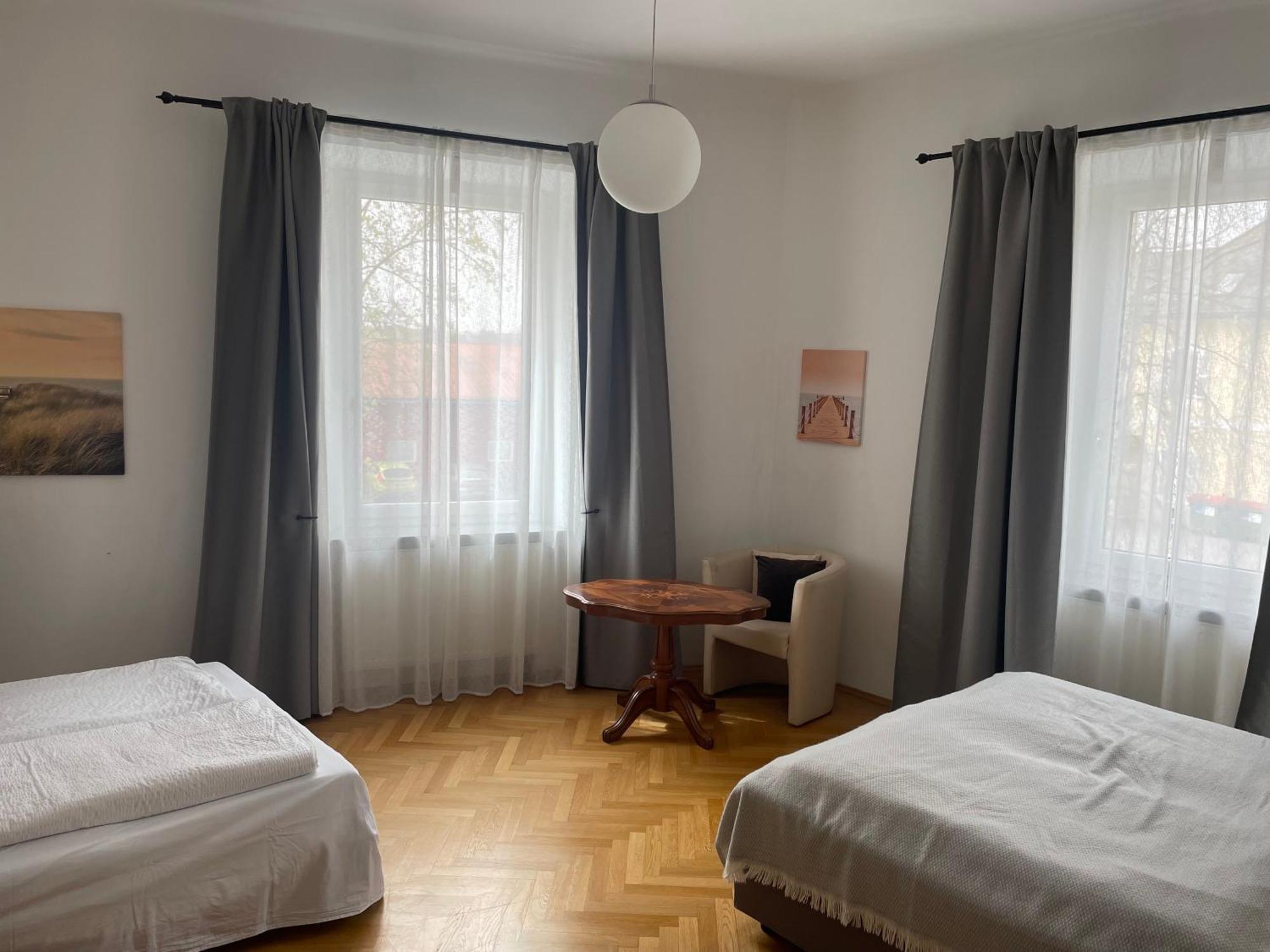 Studios Klagenfurt Klagenfurt am Woerthersee Phòng bức ảnh